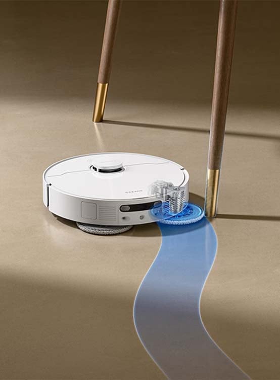 Robot sprzątający myje podłogę na mokro wokół nóg krzesła